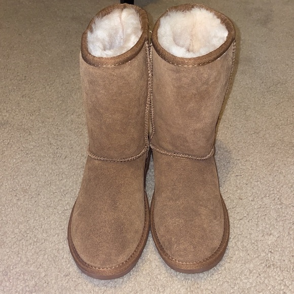 Minnetonka boots - Picture 2 of 3